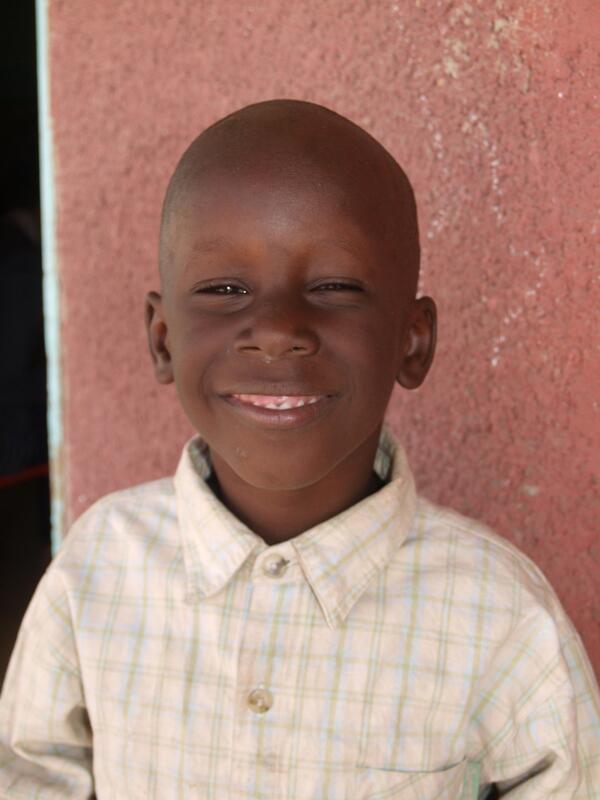LoulySenegal's tweet photo. Emmanuel, fan de foot, parraine Pierre Gaston dont le Papa instituteur est fan de foot. Quelle histoire de foot ! http://t.co/SzoDn2Zgwd