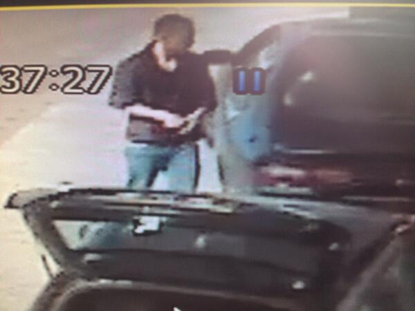 KreuzeSteenwijk's tweet image. Wie kent deze man, hij is namelijk vergeten te betalen bij ons tankstation in steenwijk. Groene Amerikaanse auto