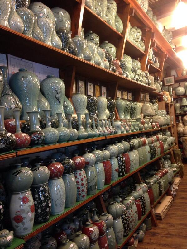 눈치 보는중.. ㅋ#OSAN A.B#Oriental Ceramic#ceramics (@ Oriental Ceramic) 4sq.com/1ijdEFJ