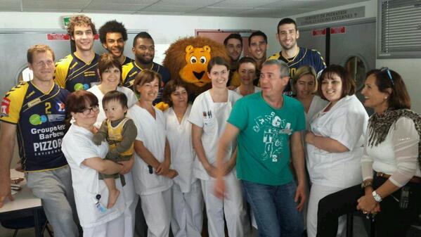 Quand nos handballeurs apportent du bonheur aux enfants de l'hôpital Bonnet de Frejus !