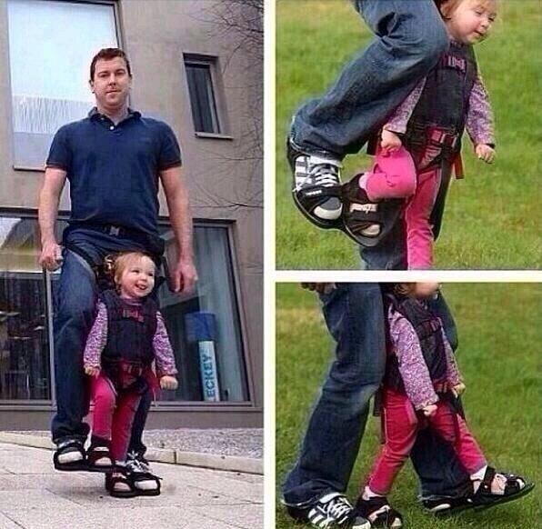 somsok5412's tweet image. Отец придумал механизм, с помощью которого  может выходить гулять с парализованной дочкой!!! МОЛОДЕЦ!!!