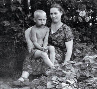 postmirsaid's tweet image. ПУТИН с матерью МАРИЕЙ ИВАНОВНОЙ (его детство было таким )