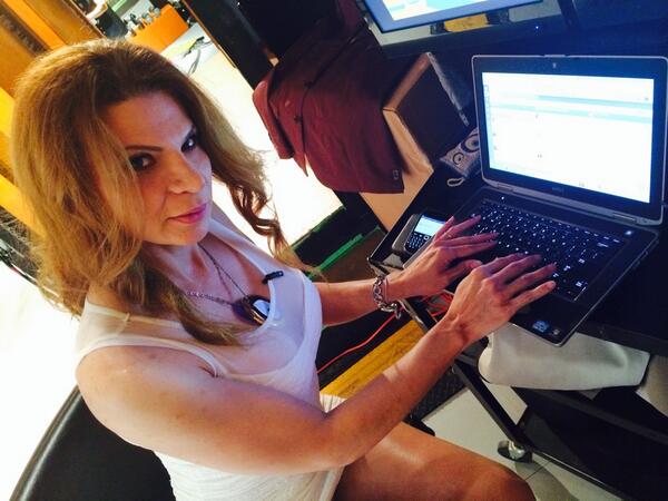 despiertamerica's tweet photo. Ya esta @mhonividente conectada a nuestra redes! Tengan paciencia Tratara de contestar a todos los q usen #MhonienDA http://t.co/DVijPIeEPe