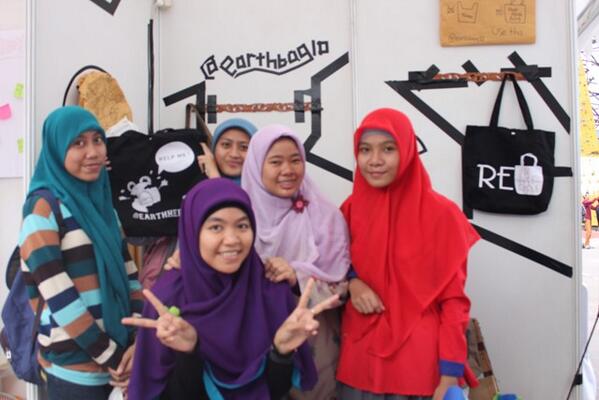 earthbagID's tweet photo. waaaw terimakasih kepada teman2 yg sudah hadir^^ @sintia22sintia @nadyanrlla @Nadihafidza @IsraIccaFly @tiarajeanitha http://t.co/2jj8T3LWdM