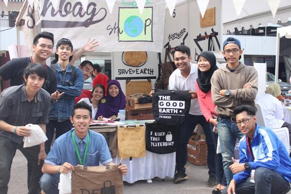 earthbagID's tweet photo. wiiihh kita diserbu oleh temen-temen @hmpsmperbanas http://t.co/85ntU1JLDL