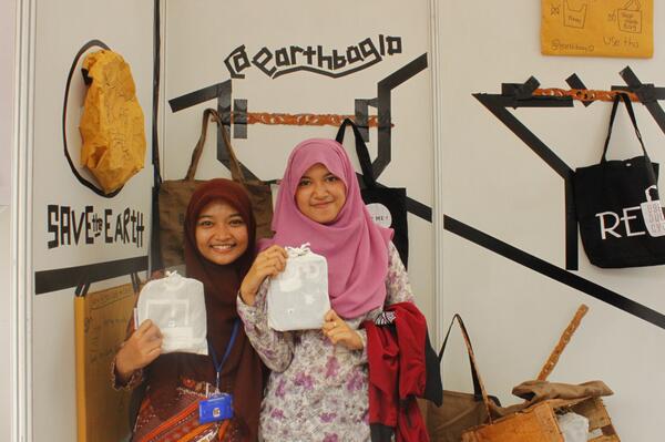 earthbagID's tweet photo. Waw abis beli langsung fto di fotobooth kita hehe :D cucok yaa http://t.co/sPST4dds9g