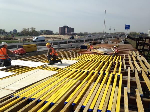 ralfjansen1984's tweet image. Volop aan het bekisten voor de fietsbrug Bruistensingel  #matemco #vhb #willemsunie