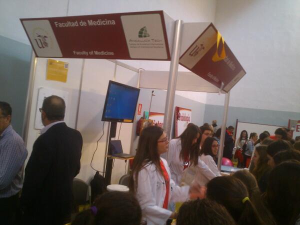 SEMedicina's tweet photo. @fcomse @decamedi #SEMedicina #SalonUS medicina abarrotado http://t.co/JIJFENGipC