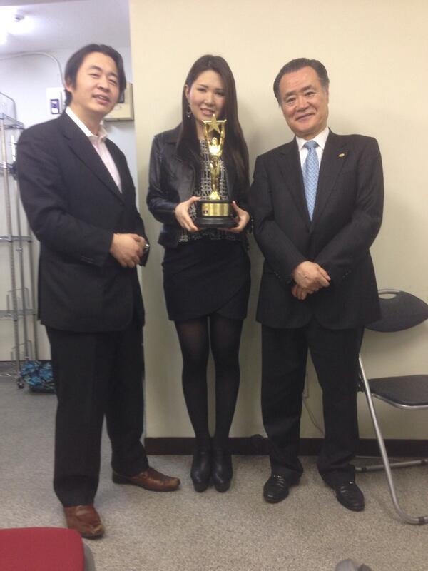 東宮 治 経営プロデューサー V Tvittere 昨日も以前からの映画製作会社の 綾部社長と会談 今回も 世界レベルの素晴らしいお話をして頂きました いつも澁谷 れい子さんには感謝しております 岡崎 有里佳さん の方が 綾部 社長さんより身長が