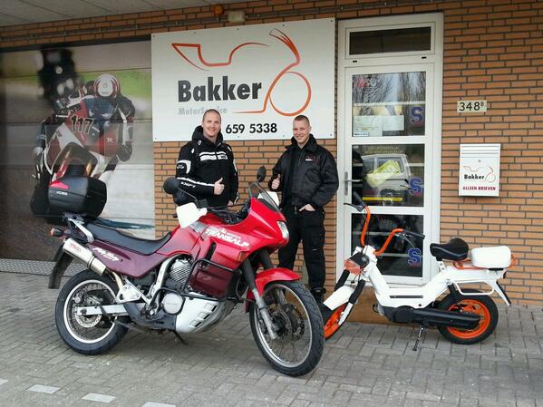 BenjaminvanLeeu's tweet photo. Ja hoor de continental test kan beginnen. Bedankt Bakker motorservice in zwanenburg voor het plaatsen #ContiTester. http://t.co/3OyWHrAeXP