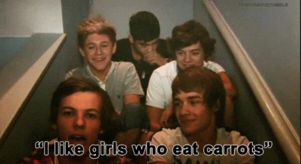 LuxCrowng's tweet photo. "One Direction's memories"

I LIKE GIRLS WHO EAT CARROTS.

Amore mio, che ricordi. http://t.co/TlX0IjDOVH