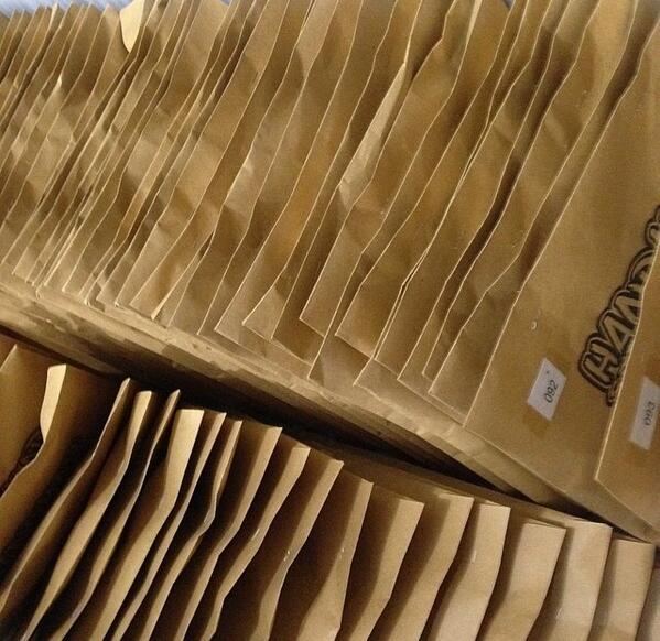 Bingkisan ini adalah isi dari undian... Kurang lebih ada 500 hadiah.. Jangan sampai kehabisan.. Siapa cepat dia dapat