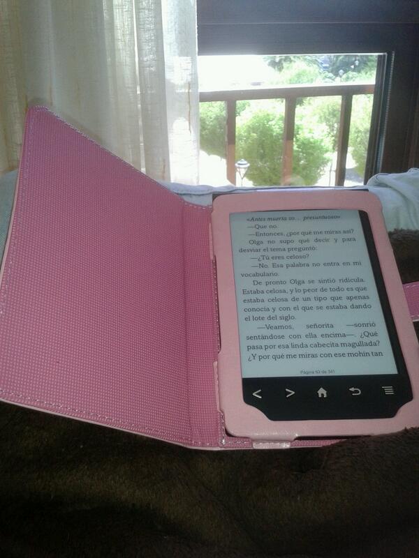 EstefaniaRC91's tweet photo. Que gustillo le he pillado al libro electrónico y a cada ratito lo cojo #Fueunbesotonto http://t.co/BCRjIrXeA1