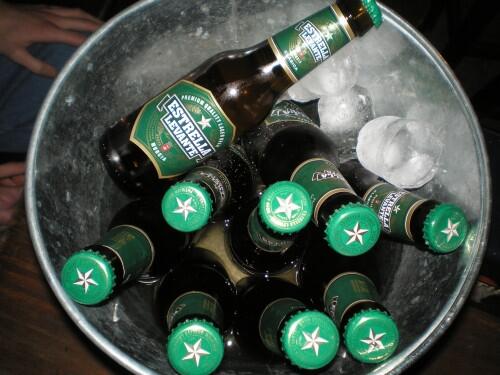 JUEVESUNI's tweet photo. Abril... CERVEZAS MIL http://t.co/5iCVU8ZKrb
