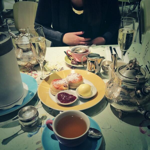 nicolellen's tweet image. #tbt to when high tea was acceptable. @JuliaBruskin #missinglondon #andscones