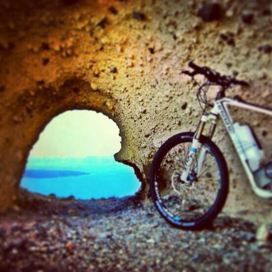SantoriniAdvent's tweet image. The heart of Santorini can only be found while riding a bike #hart#haibike#bike#Santorini#caldera