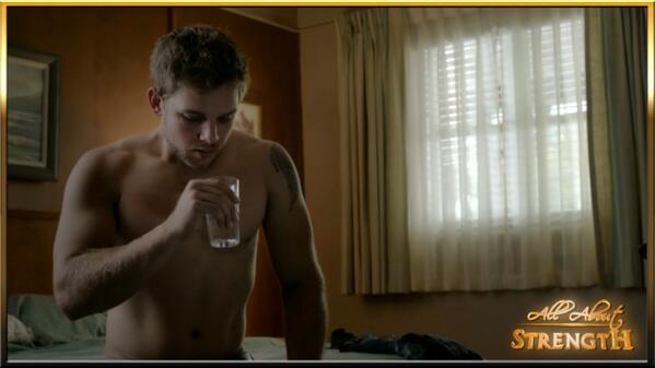 foroxtasis's tweet photo. Max Thieriot estrena torso en #BatesMotel. Al fin: http://t.co/MfMzuC76Sw - http://t.co/Fou25qRgyn