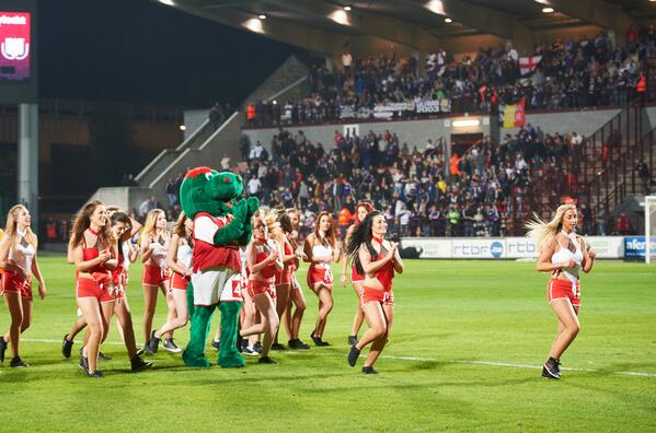 RAEC_Mons's tweet photo. Ninaa Dance, touche samba lors de Mons-Louvain. Chorégraphie avant le match et à la mi-temps http://t.co/oBueQJEwp6 http://t.co/ei7NZzGuYB
