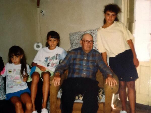 msmelissasantos's tweet photo. #throwbackthursday. A wee 7 years old In Portugal with my sisters visiting our great grandpa. http://t.co/pRDpXM4XiV