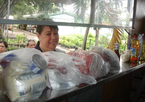 PDVAL_OFICIAL's tweet photo. Desde la Dir. del Poder Popular para el Ambiente, PDVAL Aragua favorece a 180 personas con 2Mil880Kg de Alimentos http://t.co/fTivardFja