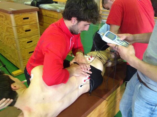 martinriverafer's tweet photo. Típica tarde de laboratorio, medición isometría glúteo medio. http://t.co/0c2nZUX2WG