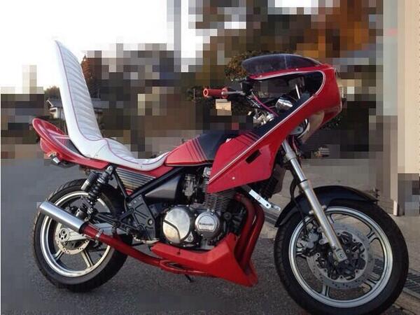 保存して欲しいバイク画像 A Twitter ゼファーです ここまで改造していけるのわ凄いです 黒赤の綺麗な色合いですね 少し高めのロケットカウルなんて素晴らしいです 自分的にマフラーエンデ管つけてみて欲しいと思います マフラーが赤ってところも渋いですね 保存して欲しいバイク画像 A Twitter ゼファーです ここまで改造していけるのわ凄いです 黒赤の綺麗な色合いですね 少し高めのロケットカウルなんて素晴らしいです 自分的にマフラーエンデ管つけてみて欲しいと思います マフラーが赤ってところも渋いですね