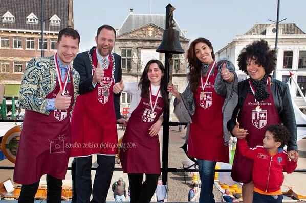 Opening #kaasmarkt #gouda @MiloSchoenmaker trots op kersverse Ere Waegemeesters Tania, Hind, Eefje en Handsome Poets