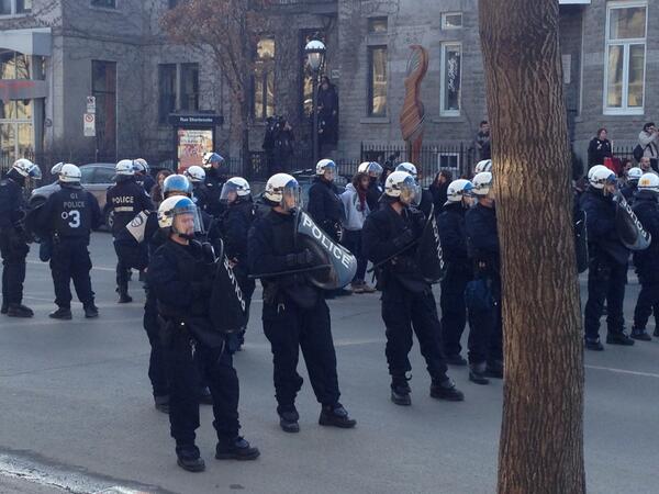POLICE POLITIQUE : Arrestations en cours à la #manif3avril #Montreal #manifencours ”