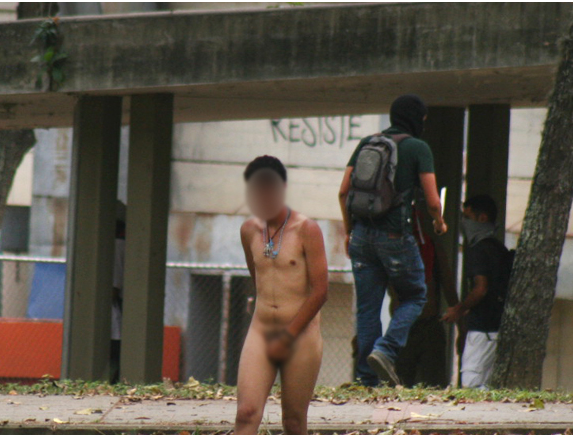 rctv's tweet photo. Violentos apoderados por el gobierno desnudan a manifestantes en la UCV.
http://t.co/a8wJfh3qga vía @360UCV