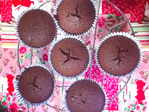 CupkeryBox's tweet photo. Bases de choco apunto!! #queolorporfavor #cupcake http://t.co/dBWy5EgcPA