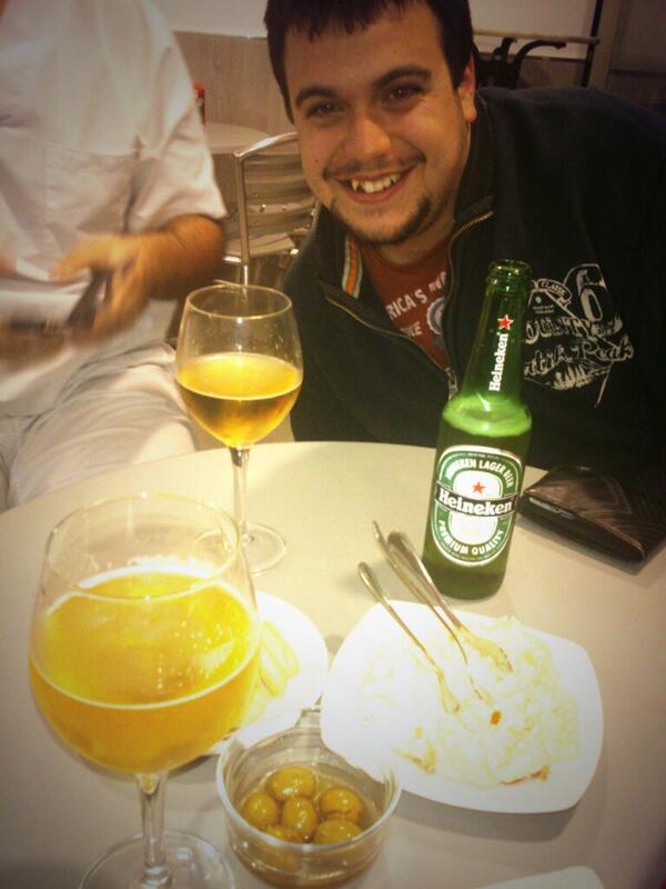 Maria_Almonaci's tweet photo. Ésta, debería ser la forma universal de terminar los dias de doblaje ;) @galvez_92 http://t.co/c2ooyEfpqD