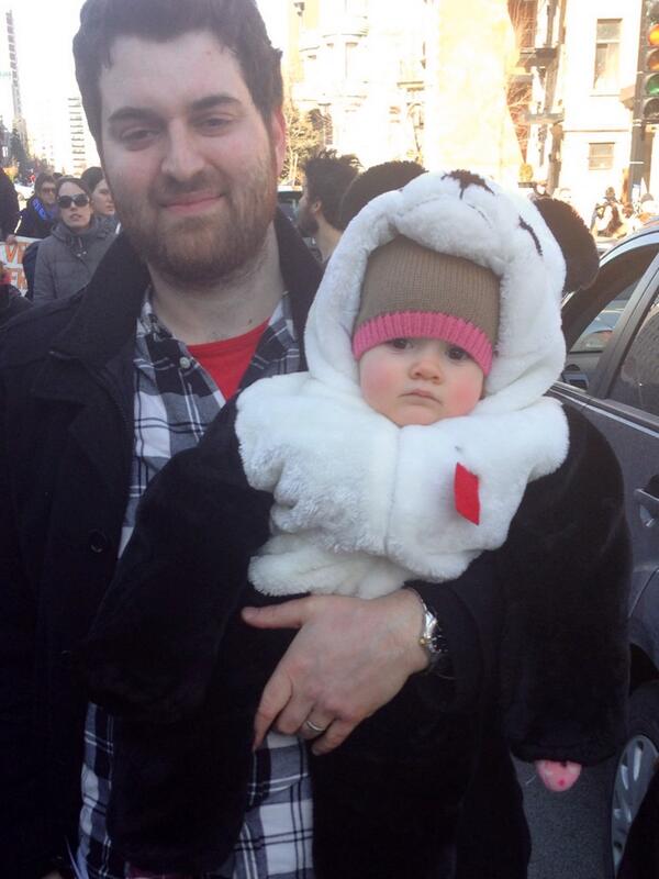 On dirait bien que le personnage de <a href="/Anarchopanda/">Anarchopanda pour la gratuité scolaire</a> fait des "petits" à la #manifencours #Montreal #manif3avril