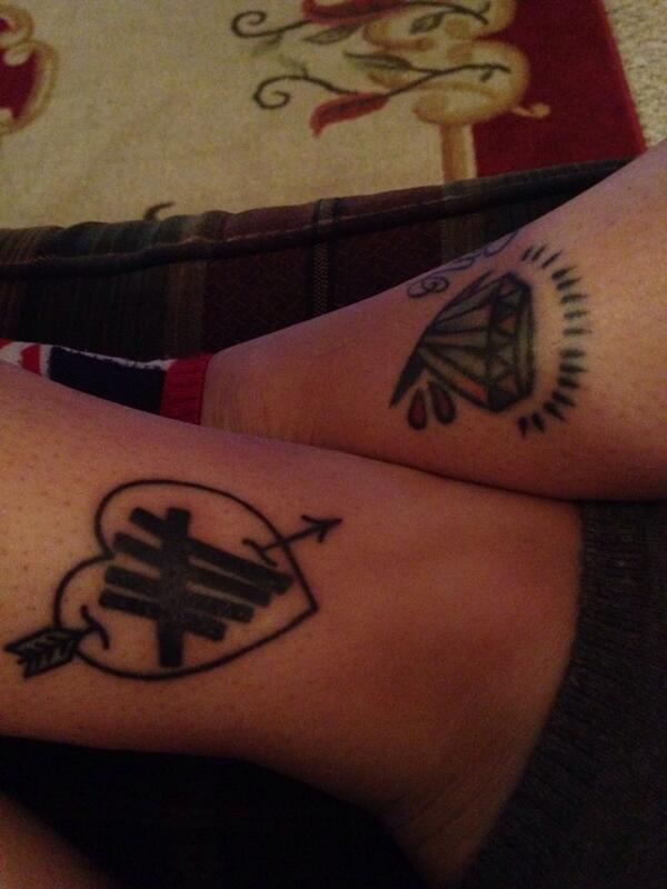 5sosink's tweet photo. I LITERALLY HAVE 5SOS TATTOOED IN AN ARROW HEART #5SOSinDAL #5sosFenderContender please rt :(( http://t.co/O0IGZRp97e