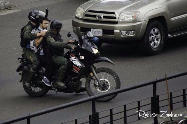 gabiiCFL's tweet photo. Detenido Pedro rojas en Altamira, porfavor si alguien sabe donde lo tienen http://t.co/zBs5URw7tP