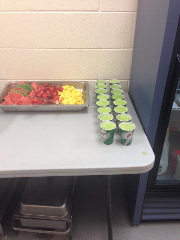 AcesClubhouse's tweet photo. Healthy pre game!! http://t.co/HOjTxbUjrv