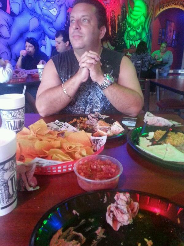 KristyOfficial_'s tweet image. Dinner with this cool dude ♡ #fatherstyle