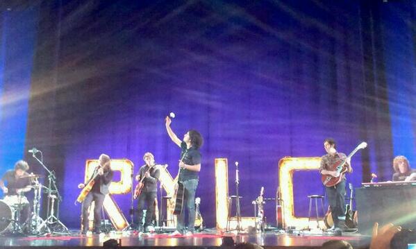 iris_sb's tweet photo. Increible @RuloMusica en el Teatro Principal de Zaragoza en acústico Gracias por la flor que me he llevado :) #5gatos http://t.co/7skPr1yLm2