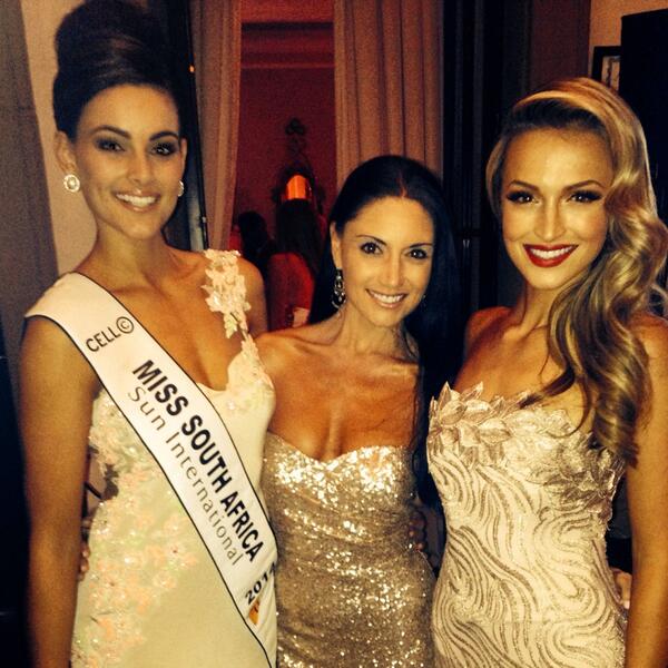 charlene_engels's tweet photo. 2 Beauties &amp; the shorty🙈... Glamorous night @GLAMOUR_sa #mostGLAMOURous @RoleneStrauss @Official_MissSA @melindabam http://t.co/dtxESLAPNf