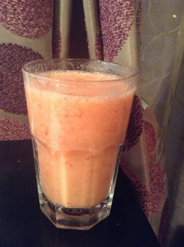 ImaCanadianFanz's tweet photo. That moment when you're doing your homework and then your sister comes and brings you a smoothie👌💯🍓 #feelthelove http://t.co/0UMkTqoMyt