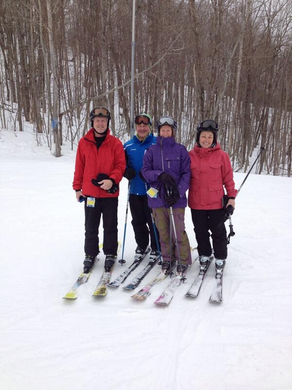 minikitty88's tweet photo. Great day skiing!#greatfriends#bluemountain http://t.co/oKMYBZyokr
