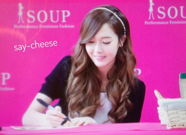 [PIC][04-04-2014]Jessica tham dự buổi fansign cho thương hiệu "SOUP" vào trưa nay BkW2IYOCEAE3_gh