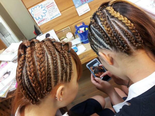 Twitter 上的 High Nine 9 コーンロウのスタイル写真です 半頭で1人だいたい1時間ぐらいです 下からの編み込みでストレート イカリ型 交差などをミックスしてるスタイルです コーンロウは1本648円 やってます 体育祭 文化祭 発表会 イベントなどに是非