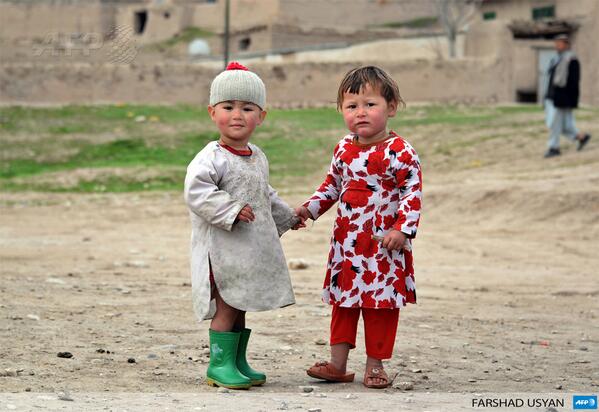 #instantané Deux enfants dans la province de Balkh, dans le nord de l’Afghanistan  #AFP