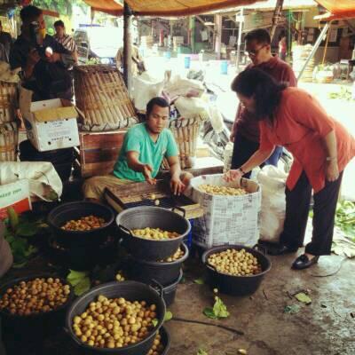 RatuHemas's tweet photo. Buah lokal ttp lebih enak dan lebih mensejahterakan rakyat. Kunjungan ke Psr Buah Gemah Ripah, Ambar Ketawang,Sleman. http://t.co/jh6eomG0hs
