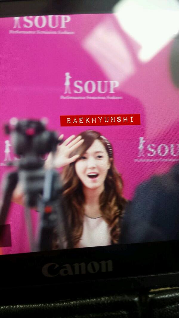 [PIC][04-04-2014]Jessica tham dự buổi fansign cho thương hiệu "SOUP" vào trưa nay - Page 2 BkWpaqgCAAAloTp