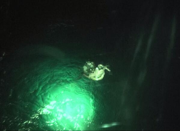 < 북한선원 탄 화물선 침몰 > 
 4일 새벽 우도 동방 79km해상에서(공해상) 북한 선원 16명이 탄 화물선이 침몰해 2명이 숨지고 3명이 구조됐습니다.  해양경찰은 실종자 11명에 대한 수색을 진행중.