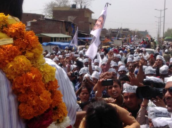 AnilThakur_'s tweet photo. AAP followers in @ArvindKejriwal,s roadshow with @ColSehrawat at KalkaJi South Delhi.Amazing support. #aapsweepsdelhi http://t.co/Mniw5bFUVA