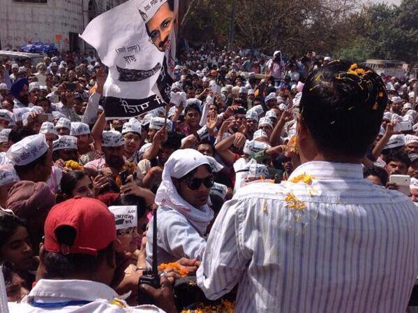 AnilThakur_'s tweet photo. @ArvindKejriwal starts today roadshow in support of @ColSehrawat from Kalkaji heading to SangamVihar M 8588833436   > http://t.co/30mZ1Ip2nk