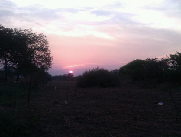 JFNavas1988's tweet photo. @ojmartin310@keyamal @El_Noticiero no tenemos el mejor clima personas si los mas lindo atardeceres t amo mi APURE http://t.co/dacZUn4AzX