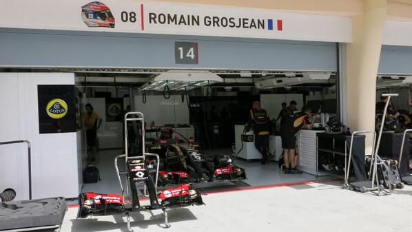 AlpineF1Team's tweet photo. Far more relaxed for @RGrosjean crew and car - all ready to go http://t.co/i6osjbS1PE